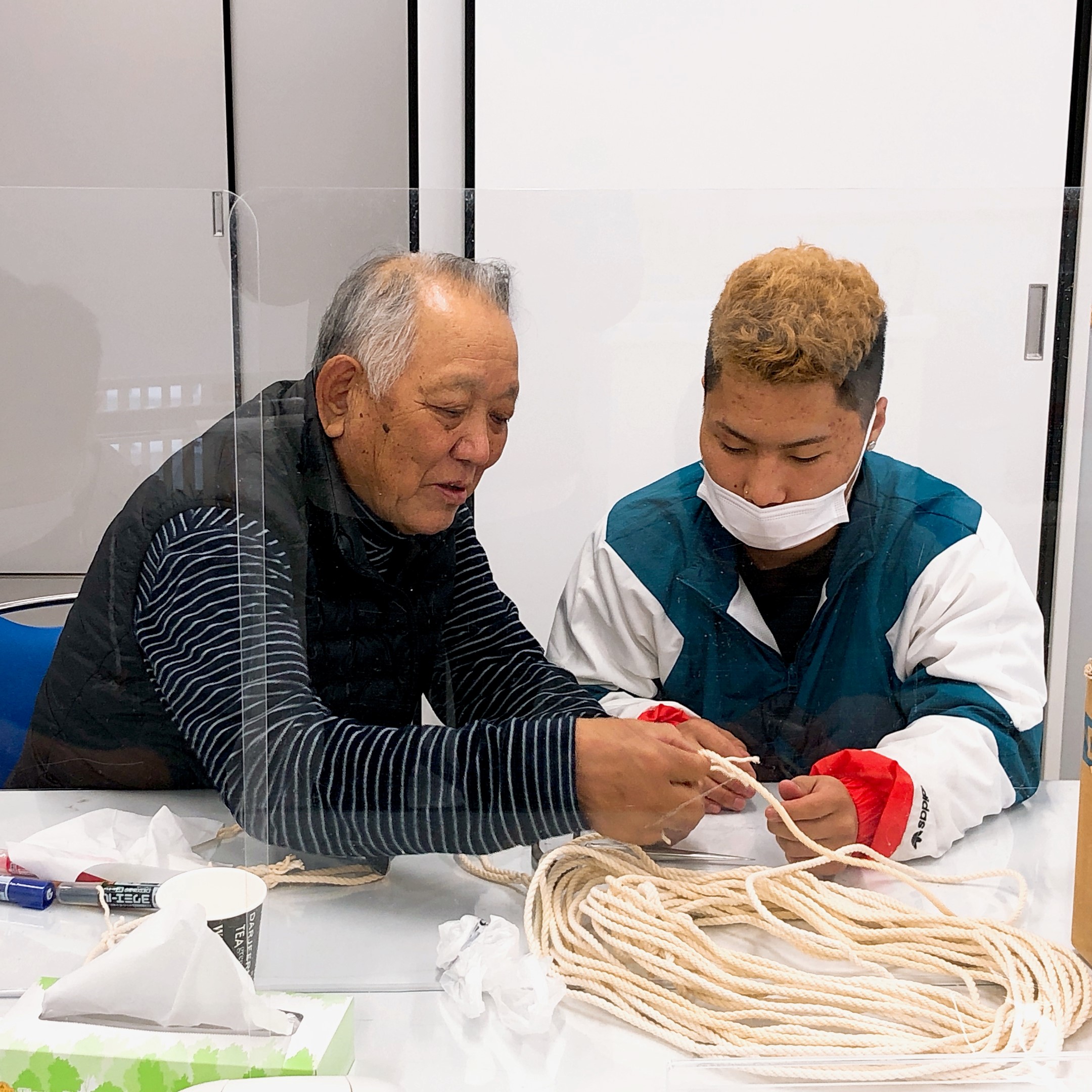 ベテランから教わる若い漁業者